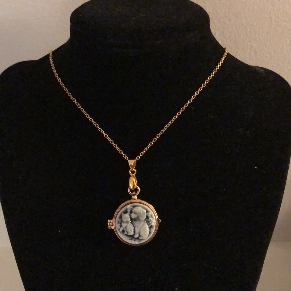 Vintage Gold and Black Cameo Locket Pendant - Picture 7 of 8